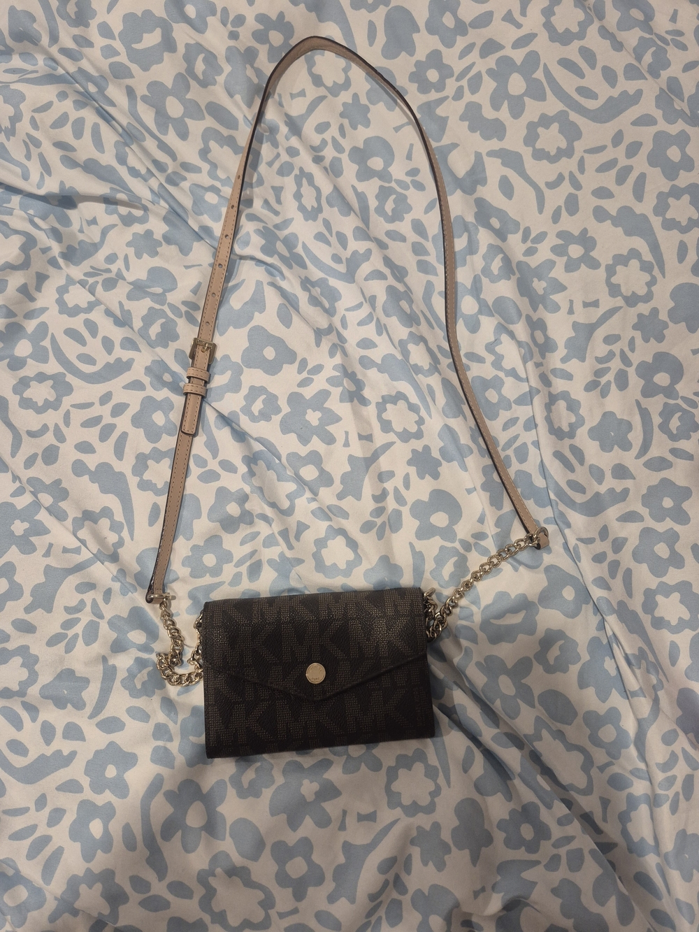 Michael Kors Signature Saffiano Smartphone Crossbody Envelope Style